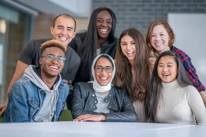 Voile, kippa, abaya, etc. : les règles de laïcité dans les écoles françaises